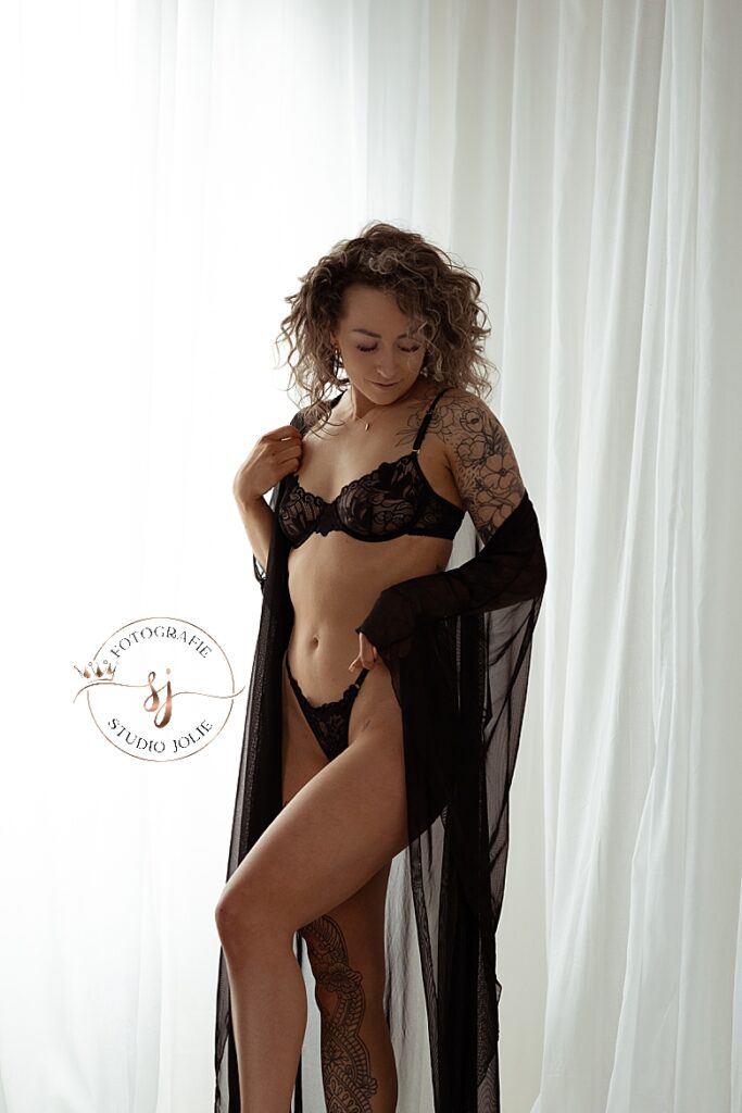 Een boudoir fotoshoot is een intieme en sensuele fotoshoot waarbij je jezelf van je mooiste kant laat zien. Het draait niet alleen om de foto's, maar vooral om het gevoel dat je krijgt tijdens de shoot. Het is een geweldige manier om je lichaam en jezelf te vieren, ongeacht je leeftijd of lichaamstype. Of je nu 18 of 60 jaar bent, deze ervaring is voor iedere vrouw toegankelijk en kan leiden tot een flinke boost in zelfvertrouwen.