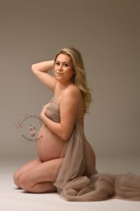 zwangerschap fotoshoot bedekt naakt