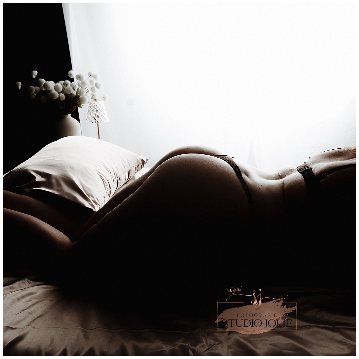 Boudoir fotografie is voor elke vrouw, ongeacht leeftijd, lichaamstype of levensfase. Het maakt niet uit of je net moeder bent geworden, een mijlpaal viert of gewoon jezelf wilt verwennen, deze ervaring is voor jou. Een boudoir shoot kan je helpen om jezelf opnieuw uit te vinden en je schoonheid te omarmen, ongeacht waar je je in je leven bevindt.