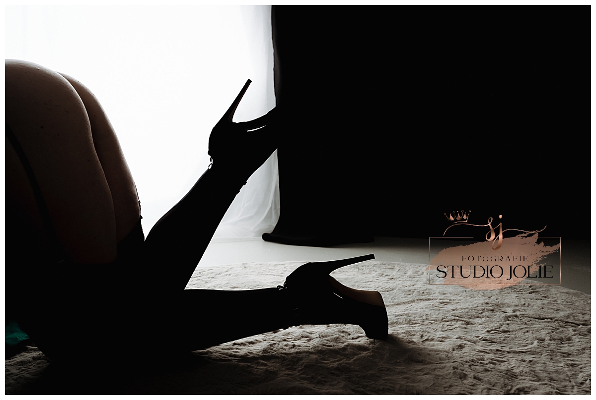 Boudoir fotografie is een intieme en artistieke vorm van fotografie die vrouwen in hun meest sensuele en zelfverzekerde staat vastlegt. Het doel? Jou helpen om je sexy, mooi en krachtig te voelen. Of je nu een mijlpaal in je leven viert, jezelf wilt verwennen of gewoon je zelfvertrouwen wilt vergroten, boudoir fotografie is een geweldige keuze.