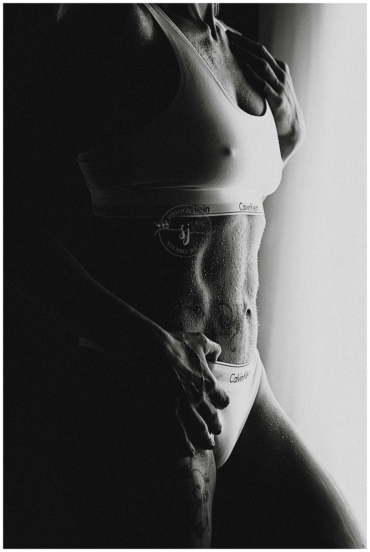 Een douche fotoshoot is dé perfecte mix van sensualiteit en elegantie. Denk aan zachte regendruppels op je huid, subtiel licht dat je silhouet benadrukt en een sfeer die zowel mysterieus als krachtig aanvoelt.